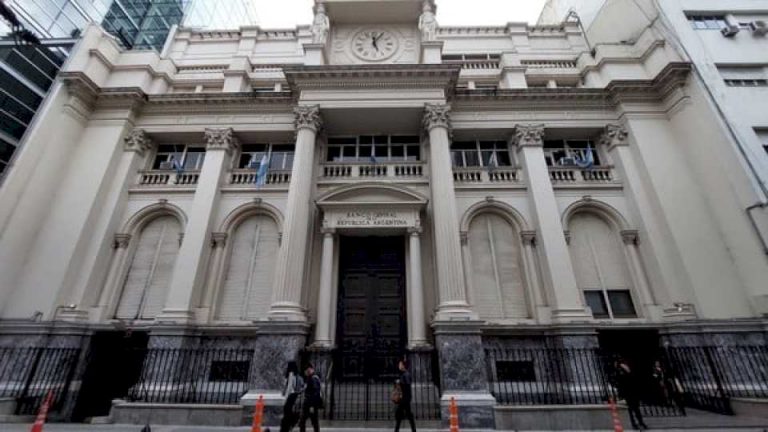 por-la-dolarizacion-de-los-ahorristas,-en-tres-dias-se-redujeron-casi-$-500-millones-las-reservas-del-banco-central