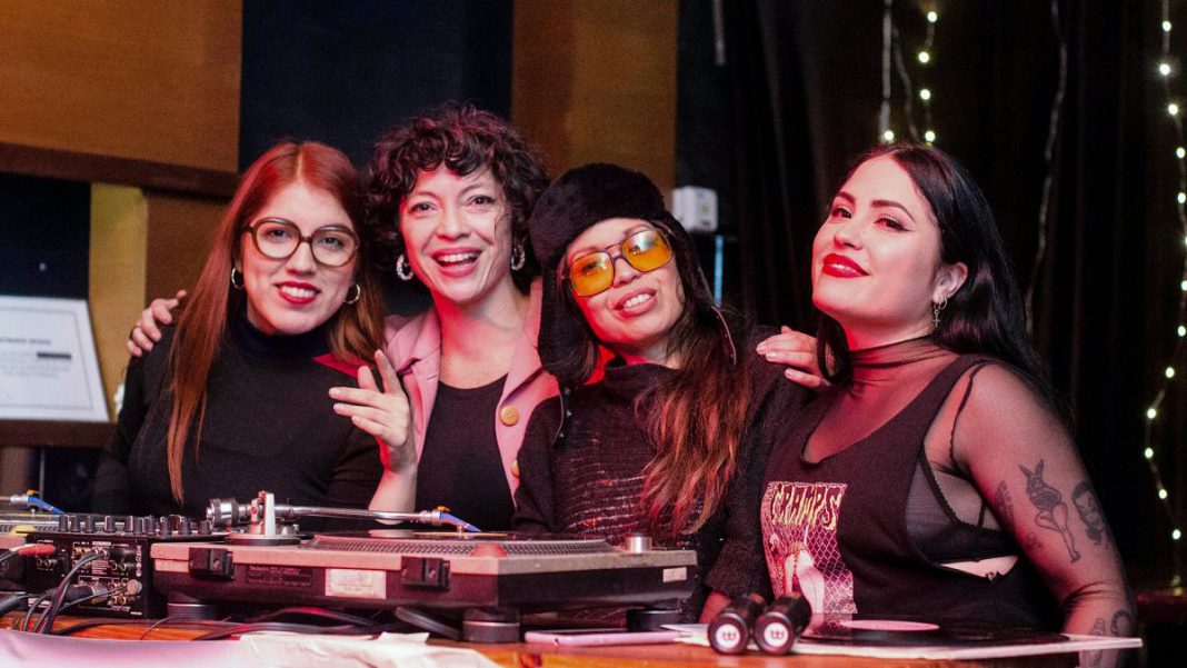 un-grupo-de-mujeres-‘pinchan’-discos-de-vinilo-reivindicando-el-formato-analogico