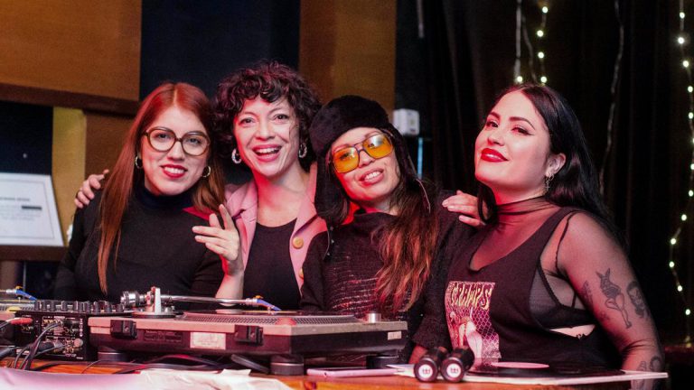 un-grupo-de-mujeres-‘pinchan’-discos-de-vinilo-reivindicando-el-formato-analogico