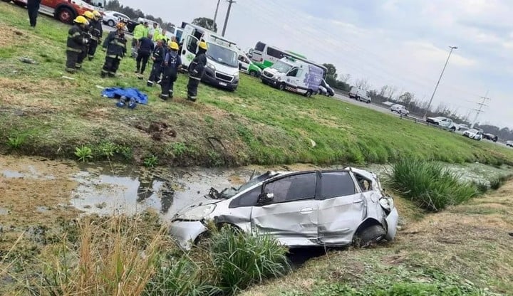 impactante-choque-fatal-en-la-autopista-buenos-aires-la-plata:-un-auto-volco-y-el-otro-termino-en-una-zanja