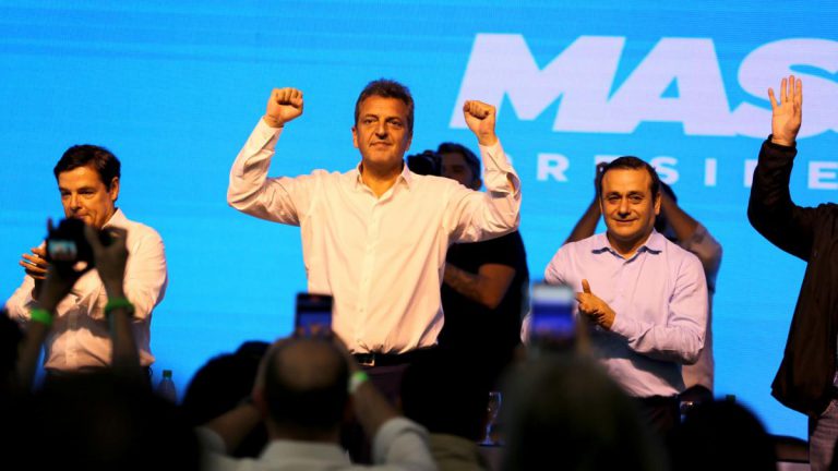 en-el-final-de-la-campana,-massa-diserta-ante-empresarios-y-se-encuentra-con-jovenes