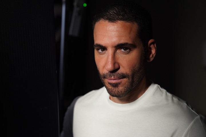 las-confesiones-de-miguel-angel-silvestre:-quiere-a-lali-de-capitana,-busca-una-camiseta-besada-por-messi-y-habla-de-los-miedos-de-la-infancia