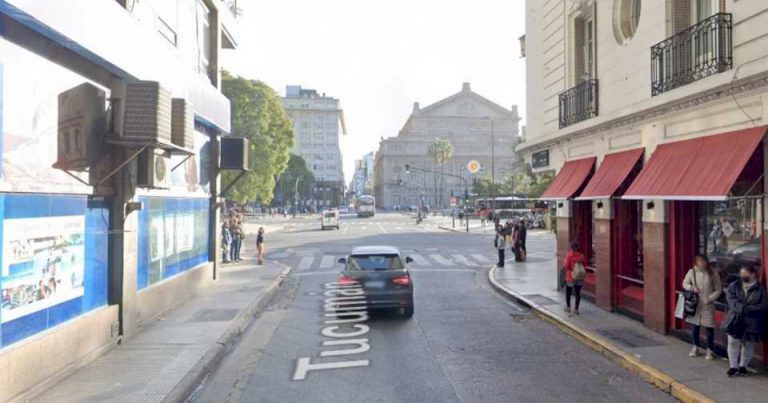 salidera-bancaria-en-pleno-microcentro-porteno:-motochorros-rompieron-los-vidrios-de-un-auto-y-se-llevaron-un-bolso-con-3-millones-de-pesos