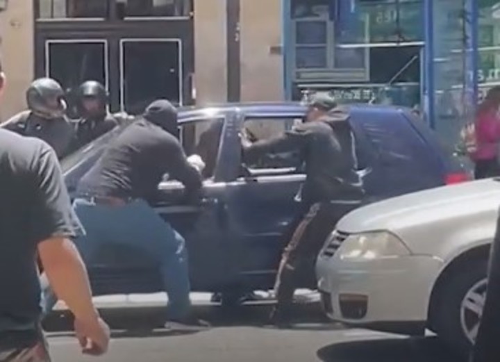 violento-asalto-motochorro-en-recoleta:-emboscaron-un-auto,-rompieron-las-ventanillas-y-escaparon-con-el-dinero