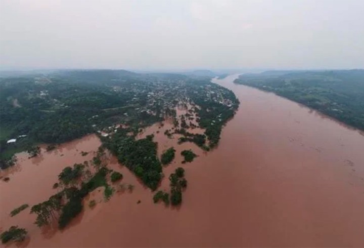 alivio-por-el-temporal-en-misiones:-comenzo-a-bajar-el-nivel-del-rio-uruguay,-pero-el-martes-esperan-nuevas-lluvias