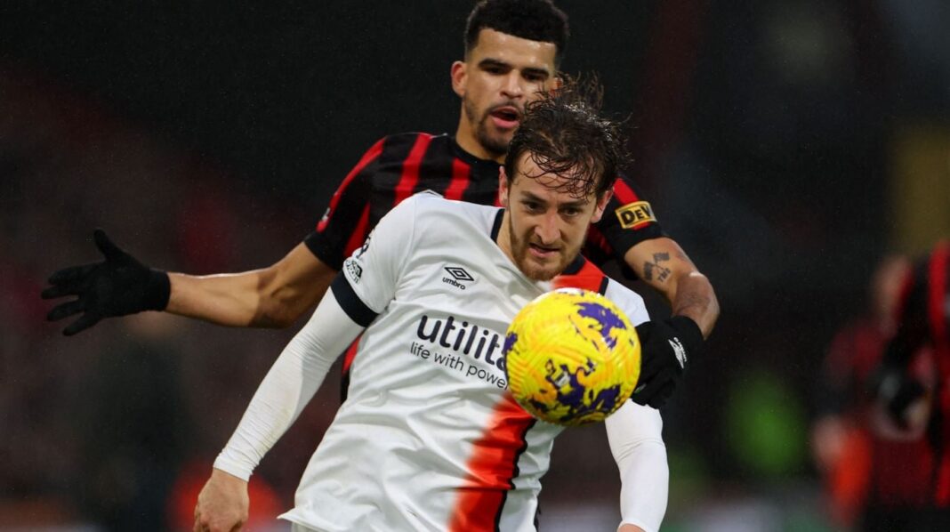 la-gran-noticia-que-recibio-el-capitan-del-luton-town-que-se-descompenso-en-un-partido-de-la-premier-league