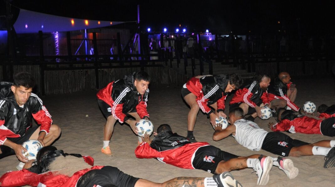 el-insolito-entrenamiento-de-madrugada-de-deportivo-riestra-en-una-playa-a-metros-de-un-boliche-en-pinamar