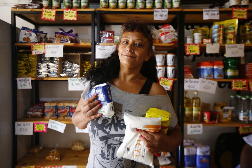 “antes-me-alimentaba,-ahora-lleno-la-panza”:-por-el-aumento-de-precios,-en-los-barrios-populares-compran-por-unidad,-en-trozos-y-hasta-por-hoja