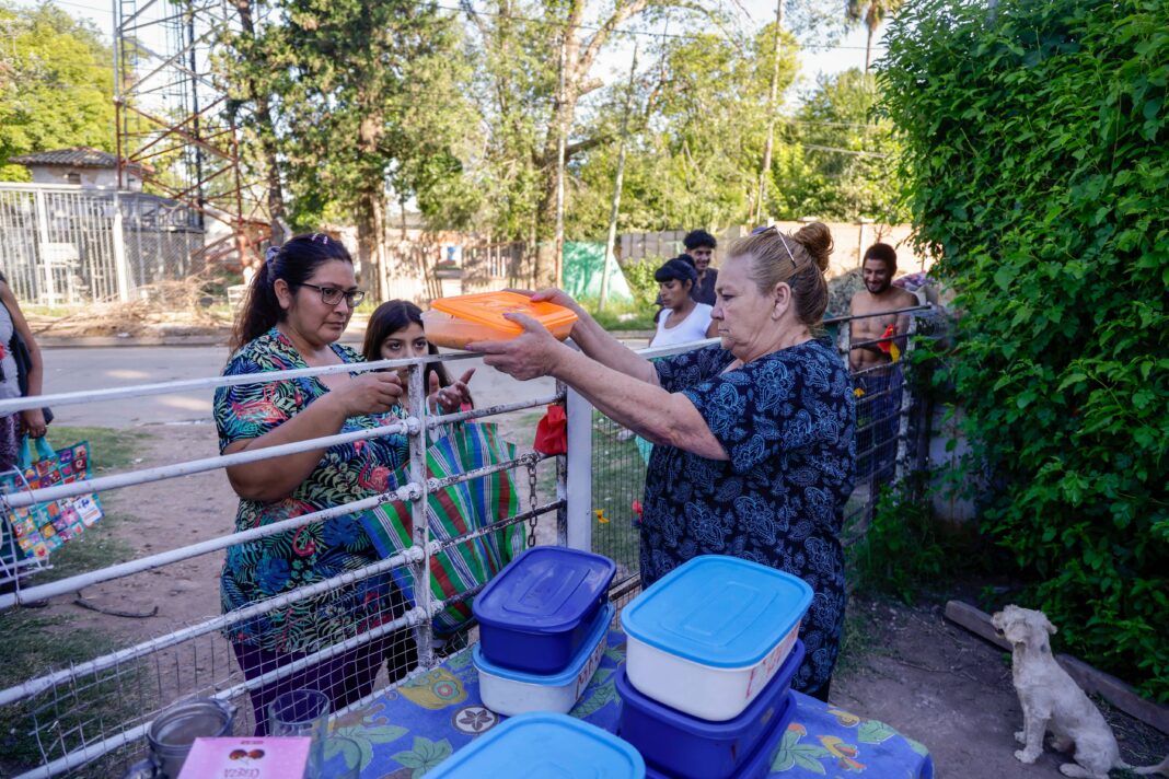 es-jubilada,-abrio-un-comedor-en-su-casa-y-su-familia-le-pide-que-lo-cierre:-“no-puedo-dejar-a-mis-vecinos-sin-comida”