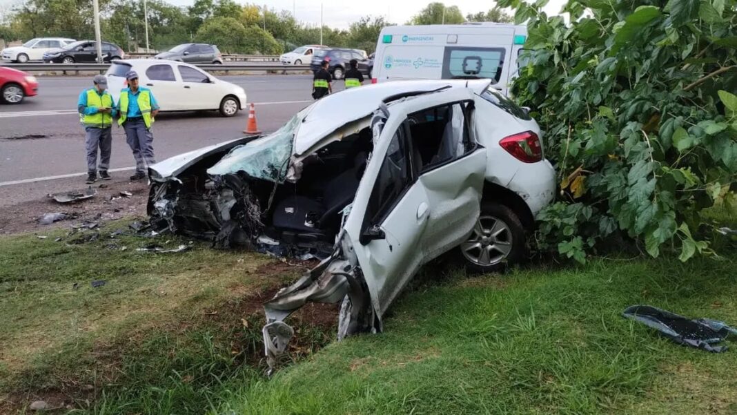 violento-choque-en-mendoza:-un-hombre-perdio-el-control-mientras-manejaba,-impacto-contra-un-poste-y-el-auto-se-partio-al-medio