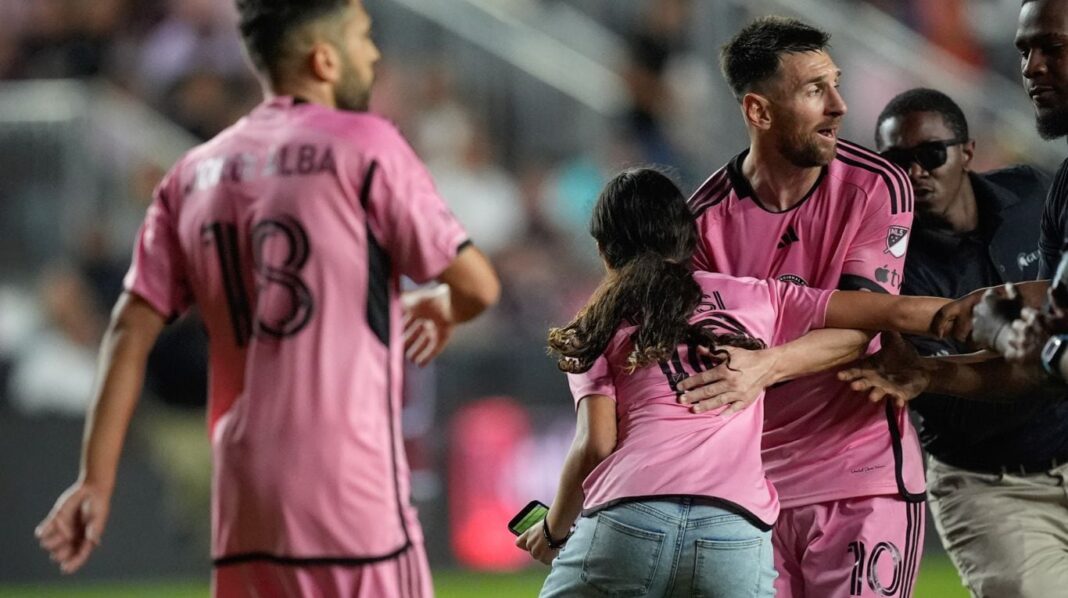 el-tierno-gesto-de-messi-con-una-hincha-de-inter-miami-que-se-metio-al-campo-de-juego-para-saludarlo