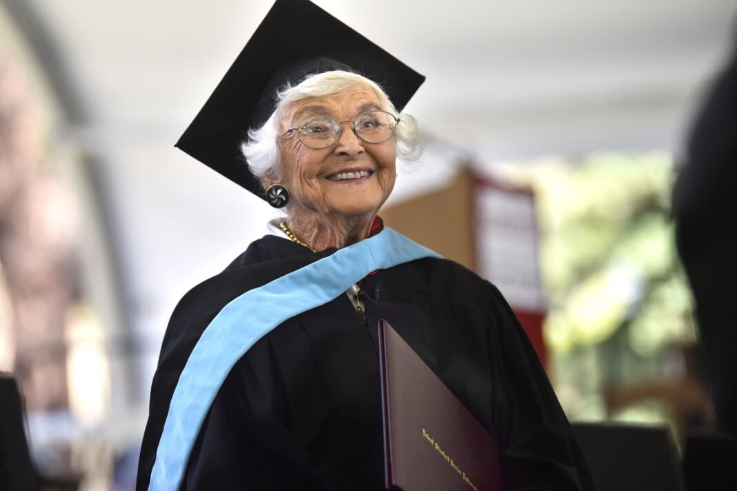 tiene-105-anos,-se-graduo-de-una-maestria-en-la-universidad-de-stanford-y-revelo-su-secreto:-“espere-ocho-decadas”