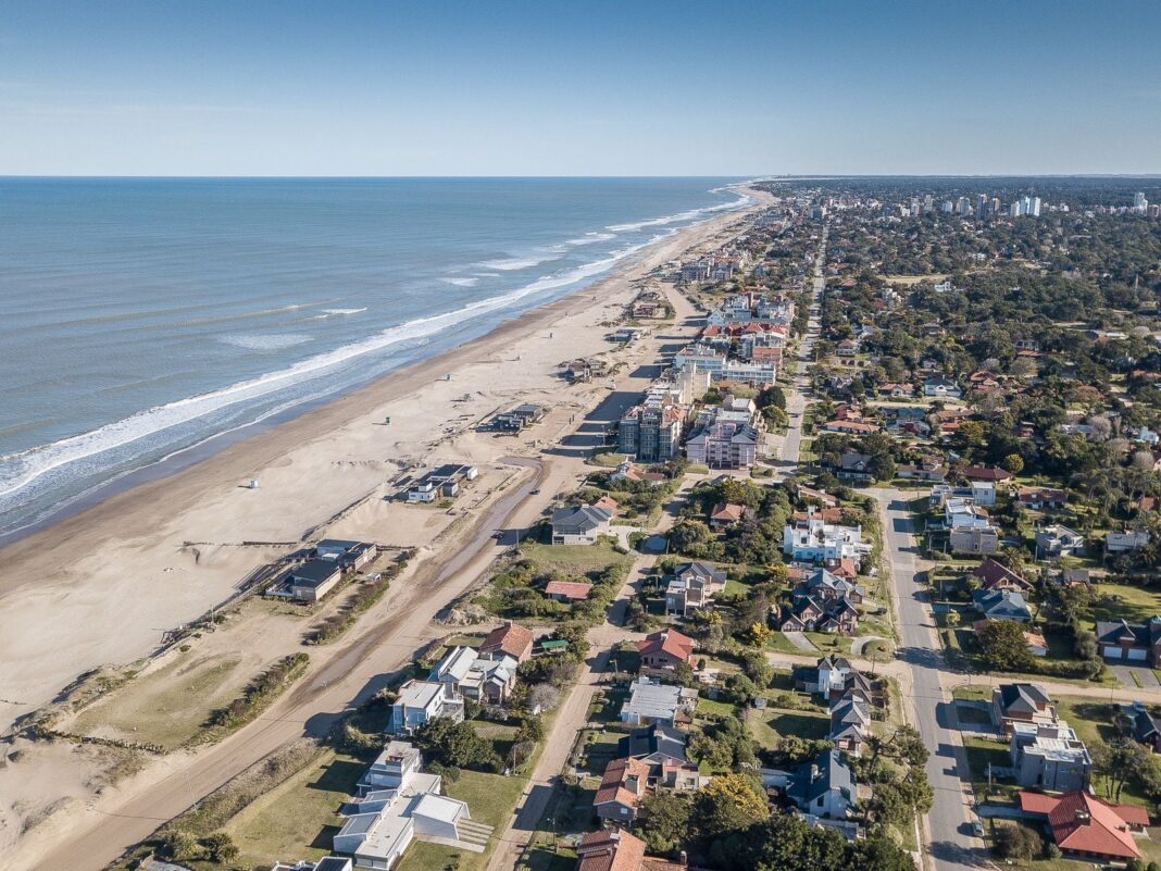 “estamos-colapsados”:-la-zona-de-la-costa-argentina-que-explota-en-consultas-para-este-verano