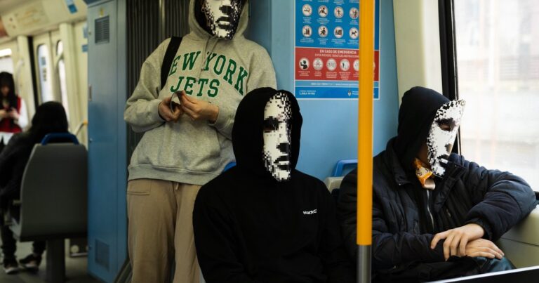 «reconoceme»:-que-hay-detras-de-los-qr-que-aparecieron-en-la-ciudad-y-como-funciona-el-reconocimiento-facial
