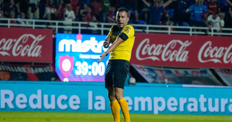 Los árbitros de la fecha 22: Lobo Medina con el puntero