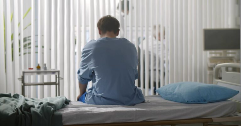 El tribunal médico da la incapacidad permanente a un hombre con esquizofrenia pero no la recibe al no estar de alta en la Seguridad Social