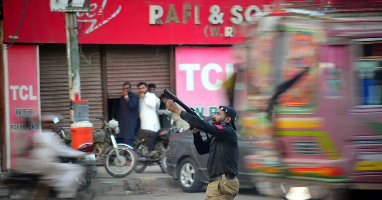 Al menos ocho muertos por un atentado suicida en el noroeste fronterizo de Pakistán