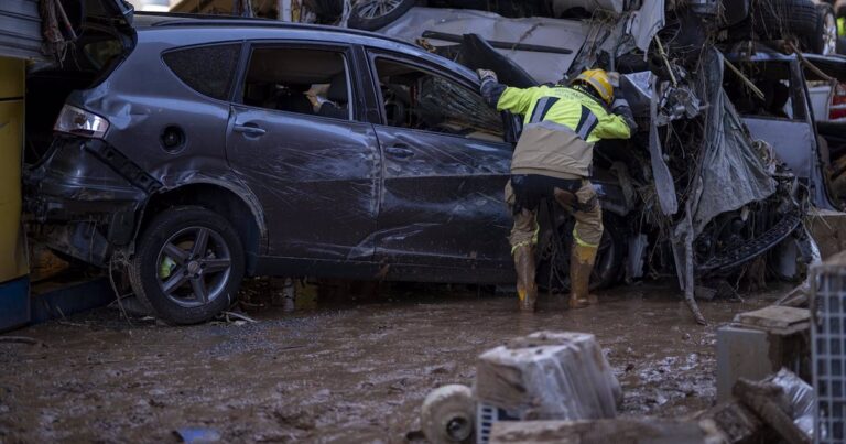 Verti cede ante la presión en redes: la aseguradora quería cobrar la póliza del coche siniestrado de un afectado por la DANA