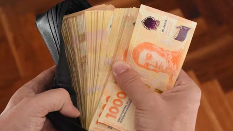 El salario real privado cayó más del 2% en agosto, el más bajo en 20 años