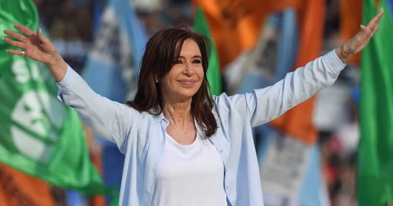 Cristina Kirchner volvió a llamar pequeño dictadorzuelo a Javier Milei y lo comparó con la fusiladora del 56