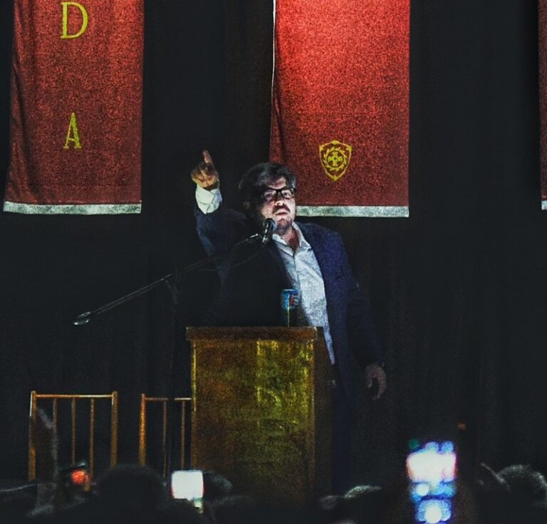 Karina le factura a Santiago Caputo que el acto del Gordo Dan le arruinó la luna de miel a Milei