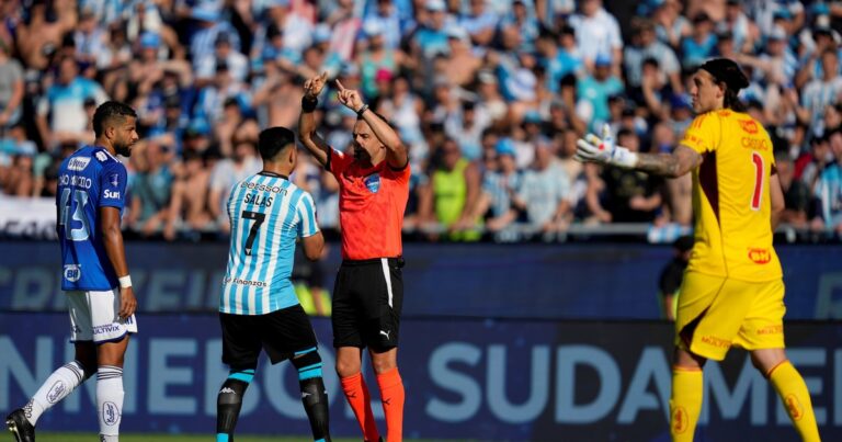 Racing vs Cruzeiro, por la final de la Copa Sudamericana: el milimétrico offside? de Salas que dejó sin gol a Martirena en Asunción