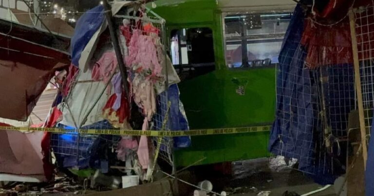 Camión de pasajeros se queda sin frenos y choca contra bazar navideño en Tlalnepantla; deja saldo de 10 heridos