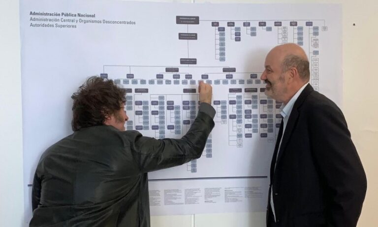 Sturzenegger tuvo que bajarle el tono a la promesa de Milei sobre sacar impuestos