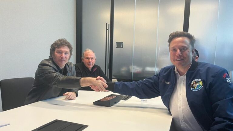 Javier Milei busca abogados para enfrentar las denuncias por estafa