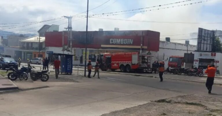 Cinco muertos y más de 30 intoxicados por un incendio en un supermercado de Jujuy