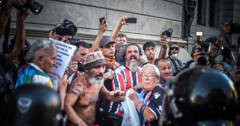 Los hinchas defienden a los jubilados. La CGT y la CTA, no