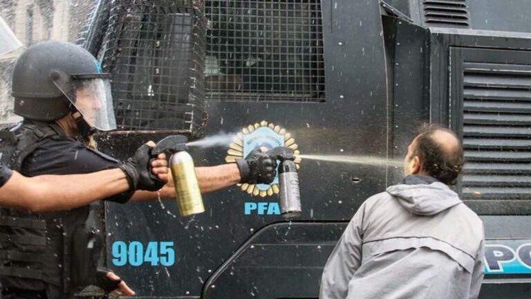 El gas pimienta con que el Gobierno reprime cuesta casi lo mismo que una jubilación mínima