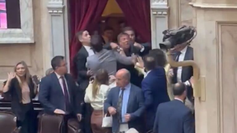 El insólito pedido de perón de Lisandro Almirón a Oscar Zago: «Querés que te de un pico?»