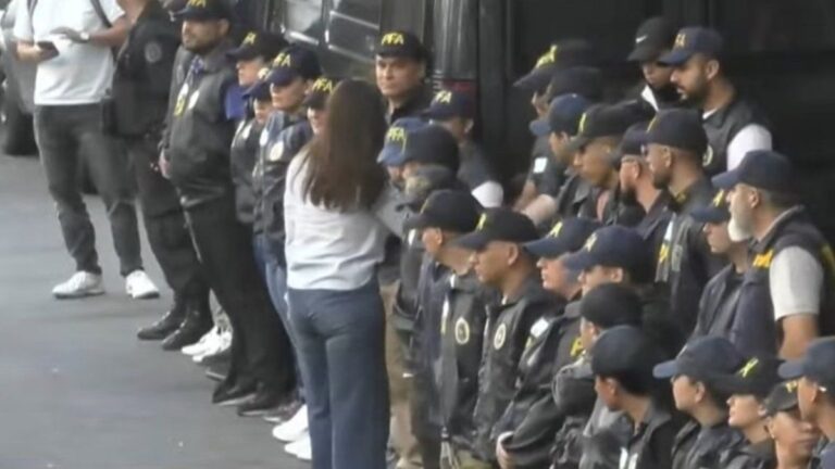 Victoria Villarruel salió a saludar a los policías en el megaoperativo frente al Congreso