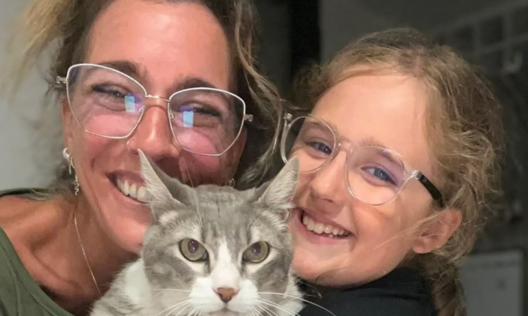 El ritual de despedida de Dani La Chepi y su hija Isabella para su gato Toyo