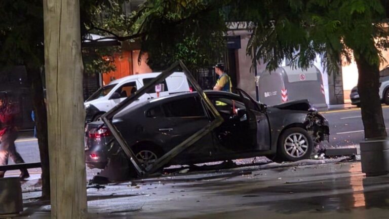 Fuerte choque en pleno Recoleta dejó dos heridos: un auto se incrustó en una parada de colectivos