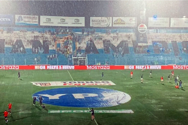 La lluvia dejó en veremos un duelo clave por la Liga Profesional