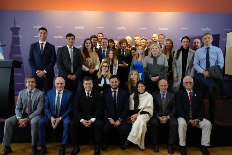 Milei les pidió a sus diputados que lo ayuden a aprobar el blanqueo de los dólares del colchón