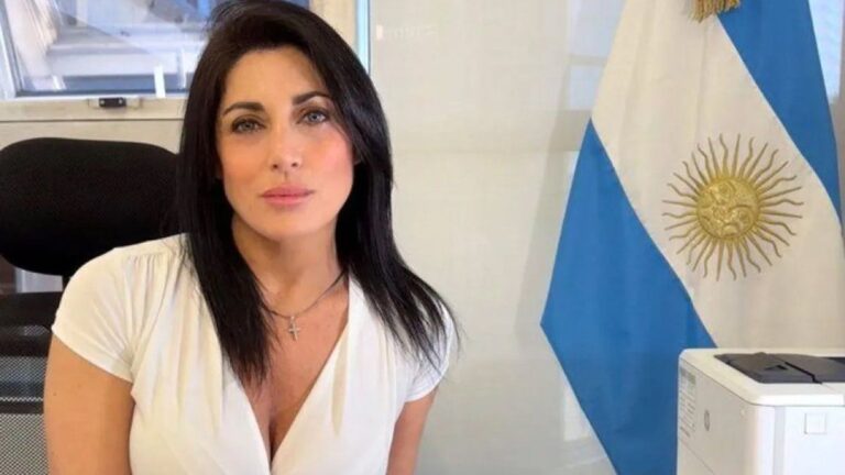 La diputada analfabeta Juliana Santillán, cada vez más burra: «CLUACAS»