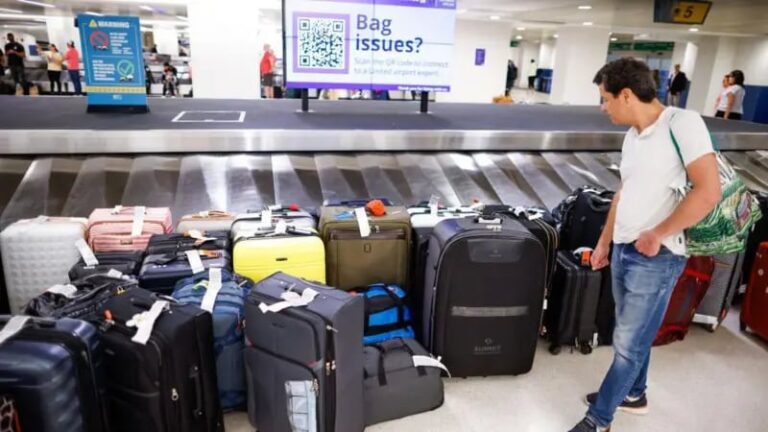 Cómo el cobro de tu equipaje se convirtió en un multimillonario negocio para las aerolíneas