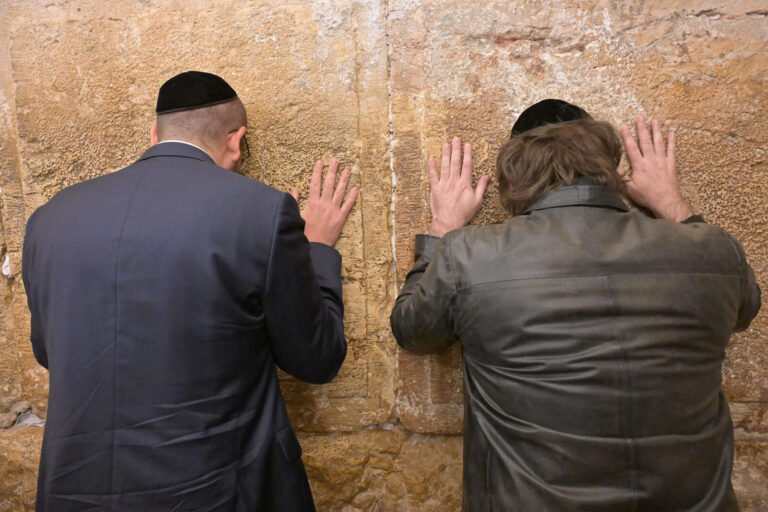 Milei llegó a Israel y visitó el Muro de los Lamentos