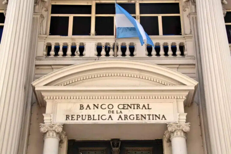 El BCRA redujo la deuda con importadores en más de USD 3.300 millones en 2025