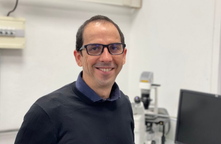 Es argentino y trabaja en un proyecto revolucionario en medicina en Francia