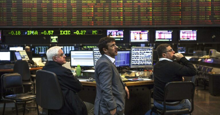 A contramano de las bolsas globales, las acciones argentinas pierden hasta 7%