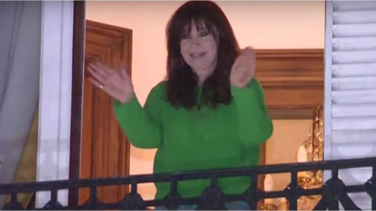 Tras la aclaración de la Justicia, Cristina Kirchner salió al balcón