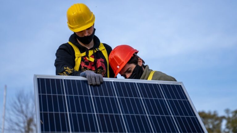 Modificaron el régimen de usuarios de energías renovables y no les podrán cobrar cargos extras