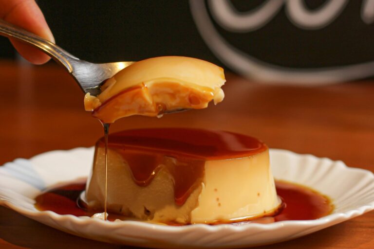 Olvidate del horno: prepará un flan cremoso en diez minutos con apenas tres ingredientes