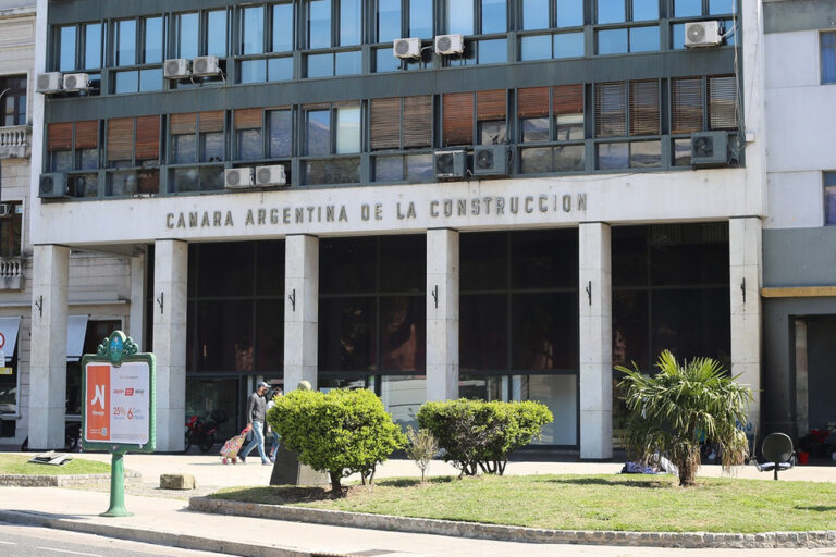 Alertan sobre la «motosierra» de Milei a la obra