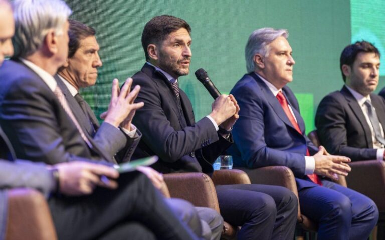 Llaryora y Pullaro van por los dólares «verdes» que Milei desprecia por el negacionismo climático