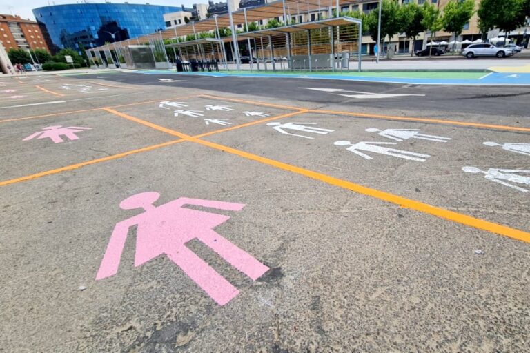 Polémica en España por la implementación de plazas de estacionamiento exclusivas para mujeres